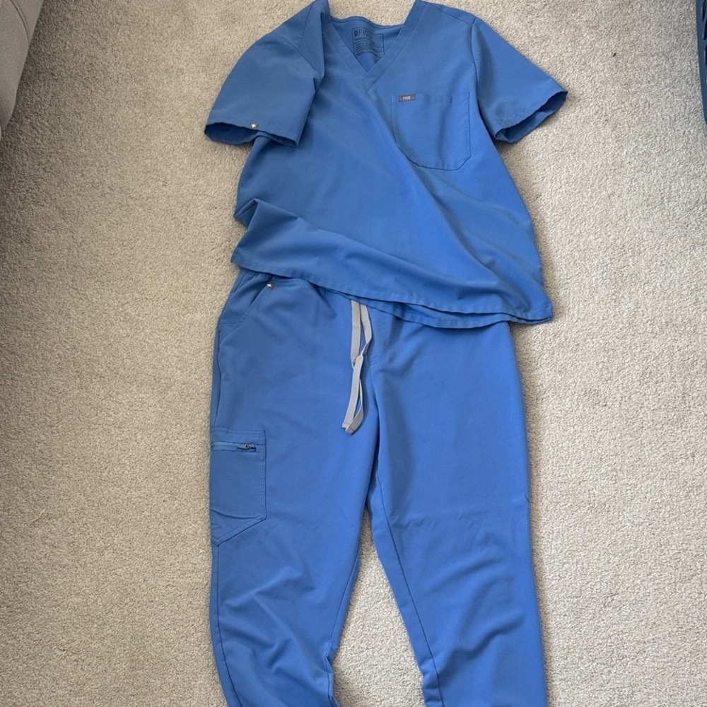 Figs Women’s Medical Scrub Set - Catarina Top & Zamora High Waist Jogger